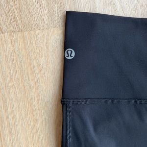 Lululemon Wunder Under 23” crop leggings. Like-new condition
